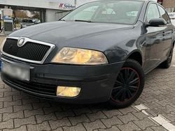 Grau Gebraucht 2007 Skoda Octavia Limousine | 2.100 €