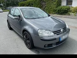 Grau Gebraucht 2006 VW Golf V Limousine | 4.400 €