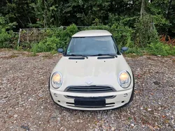 Weiß Gebraucht 2006 Mini ONE Kleinwagen | 850 €