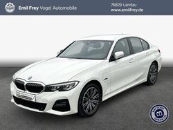 Weiß Gebraucht 2021 BMW 330 M Sport Limousine | 27.870 €