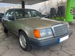 Gold Gebraucht 1986 Mercedes E300 Limousine | 15.000 €