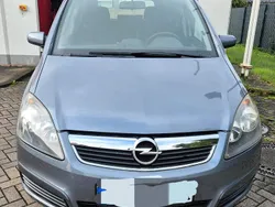 Grau Gebraucht 2005 Opel Zafira Van / Kleinbus | 2.500 € (Teuer)