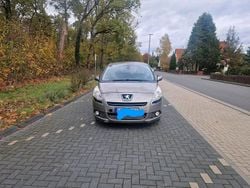 Grau Gebraucht 2011 Peugeot 5008 Van / Kleinbus | 3.400 €