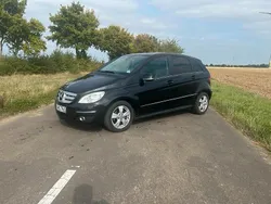 Schwarz Gebraucht 2011 Mercedes B200 Van / Kleinbus | 5.450 € (Teuer)