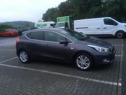 Grau Gebraucht 2015 Kia Ceed 2 Kleinwagen | 9.000 € (Etwas zu teuer)