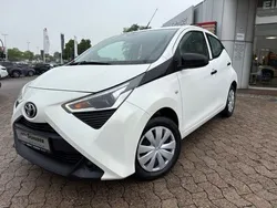 Weiß Gebraucht 2021 Toyota Aygo Business Edition Kleinwagen | 9.990 € (Fairer Preis)