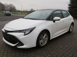 Weiß Gebraucht 2023 Toyota Corolla Comfort Limousine | 20.990 € (Superpreis)