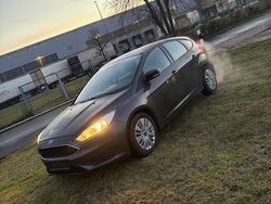 Grau Gebraucht 2015 Ford Focus Limousine | 7.299 € (Fairer Preis)