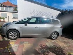 Grau Gebraucht 2015 Opel Zafira Tourer Van / Kleinbus | 8.500 € (Teuer)