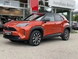 Infernoorange metallic, dach schwarz Gebraucht 2023 Toyota Yaris Hybrid Edition | 24.990 € (Fairer Preis)