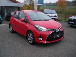 Rot Gebraucht 2016 Toyota Yaris Hybrid Edition-S Limousine | 14.290 € (Fairer Preis)