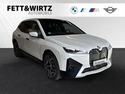 Mineralweiss metallic Gebraucht 2024 BMW iX Sport Line SUV | 58.210 € (Etwas zu teuer)