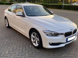Weiß Gebraucht 2012 BMW 320 Luxury Line Limousine | 12.990 € (Fairer Preis)