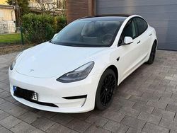 Weiß Gebraucht 2022 Tesla Model 3 Standard Range Plus Limousine | 24.900 € (Guter Preis)