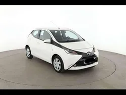 Weiß Gebraucht 2015 Toyota Aygo X-play Kleinwagen | 7.400 € (Fairer Preis)