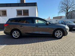 Grau Gebraucht 2021 Ford Focus Kombi | 7.995 €
