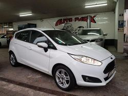 Weiß Gebraucht 2013 Ford Fiesta Titanium Kleinwagen | 5.490 € (Fairer Preis)