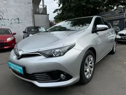 Silber Gebraucht 2015 Toyota Auris Comfort Limousine | 9.999 € (Fairer Preis)