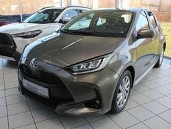 Braun Gebraucht 2022 Toyota Yaris Team Kleinwagen | 17.990 € (Fairer Preis)