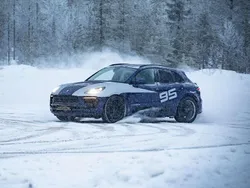 Enzianblaumet. Gebraucht 2021 Porsche Macan Basis SUV | 73.995 €