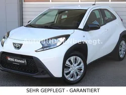 Weiß Gebraucht 2022 Toyota Aygo Play Kleinwagen | 13.700 € (Fairer Preis)