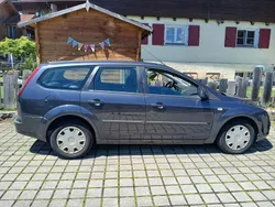 Grau Gebraucht 2007 Ford Focus Kombi | 2.300 €