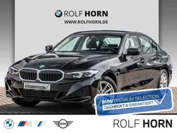Saphirschwarz metallic Gebraucht 2023 BMW 318 Limousine | 30.430 € (Guter Preis)