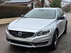Silber Gebraucht 2017 Volvo V60 CC Kombi | 24.900 €