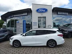 Frostweiß Gebraucht 2023 Ford Focus ST-Line Kombi | 25.900 € (Fairer Preis)