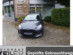 Grau Gebraucht 2022 Toyota Yaris Hybrid Team Limousine | 19.980 € (Fairer Preis)