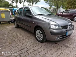 Grau Gebraucht 2003 Renault Clio II Kleinwagen | 1.800 € (Etwas zu teuer)