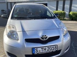 Silber Gebraucht 2009 Toyota Yaris Limousine | 3.950 € (Fairer Preis)