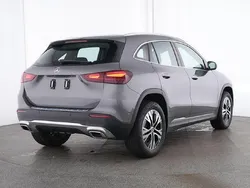 Grau metalliclack mountaingrau Gebraucht 2024 Mercedes GLA200 Progressive SUV | 37.840 € (Guter Preis)