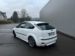 Weiß Gebraucht 2007 Ford Focus Limousine | 1.899 € (Guter Preis)