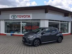 Grau Gebraucht 2022 Toyota Yaris Hybrid Team Limousine | 19.800 € (Fairer Preis)