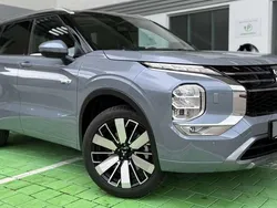 Grau Neu 2025 Mitsubishi Outlander P-HEV Top SUV | 57.950 €