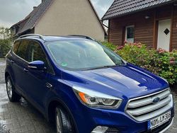 Blau Gebraucht 2017 Ford Kuga Titanium SUV | 11.300 € (Etwas zu teuer)