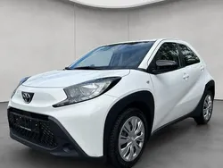 Schneeweiß Gebraucht 2023 Toyota Aygo X-play Kleinwagen | 15.990 € (Guter Preis)