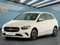 Weiß Gebraucht 2024 Mercedes B180 Van / Kleinbus | 31.399 € (Guter Preis)