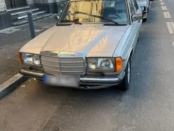 Grau Gebraucht 1982 Mercedes E230 Limousine | 3.950 €