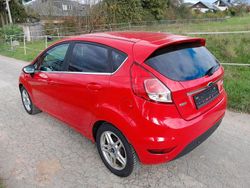 Rot Gebraucht 2015 Ford Fiesta Kleinwagen | 5.600 € (Fairer Preis)