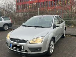 Silber Gebraucht 2005 Ford Focus Ghia Limousine | 2.400 € (Fairer Preis)