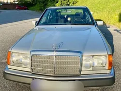 Beige Gebraucht 1993 Mercedes E200 Limousine | 11.499 €