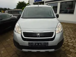 Grau Gebraucht 2017 Peugeot Partner Tepee Active Van / Kleinbus | 7.900 € (Fairer Preis)