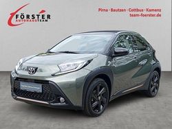 Cardamon green metallic/ night sky black Gebraucht 2023 Toyota Aygo X Style SUV | 20.890 € (Teuer)