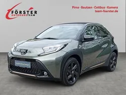 Cardamon green metallic/ night sky black Gebraucht 2023 Toyota Aygo x-style Kleinwagen | 20.890 € (Fairer Preis)