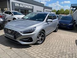 Shimmering silver Gebraucht 2024 Hyundai i30 Limousine | 18.999 € (Guter Preis)