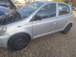 Silber Gebraucht 2002 Toyota Yaris Limousine | 1.300 € (Guter Preis)