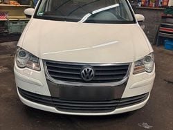 Weiß Gebraucht 2009 VW Touran Van / Kleinbus | 3.300 € (Fairer Preis)