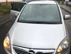 Grau Gebraucht 2011 Opel Zafira Van / Kleinbus | 3.000 €
